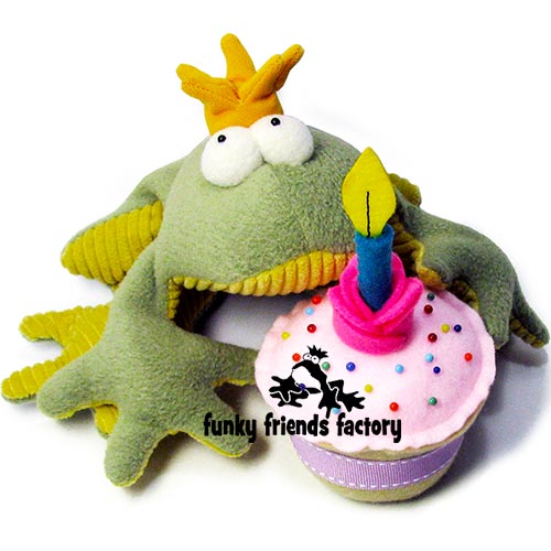 FREE Felt Cup Cake Pattern and Photo Tutorial