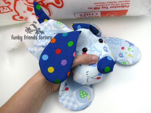 toy-stuffing dog soft toy